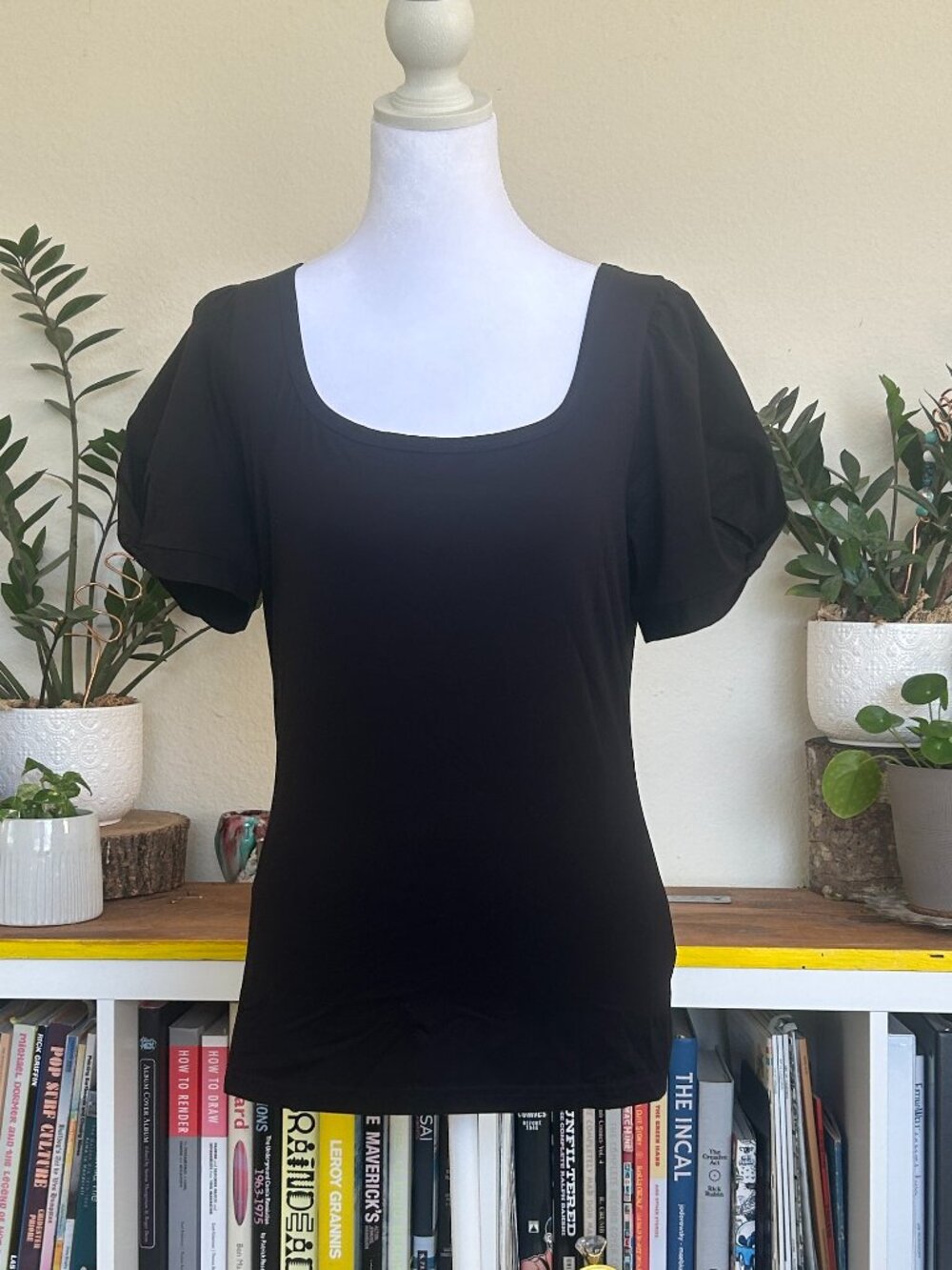 Like new black puff sleeve tshirt